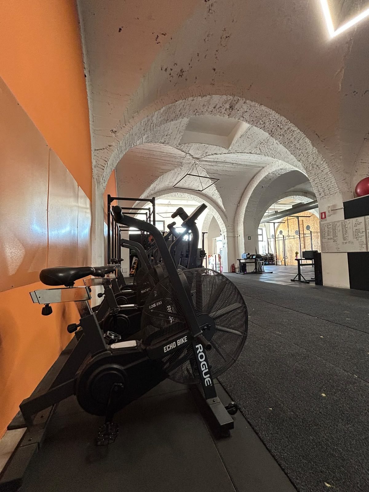 Le air bike allineate sotto le volte del box